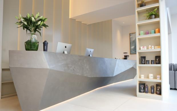 Ruhige, helle Bildwelt der Marke Darsana Wellness